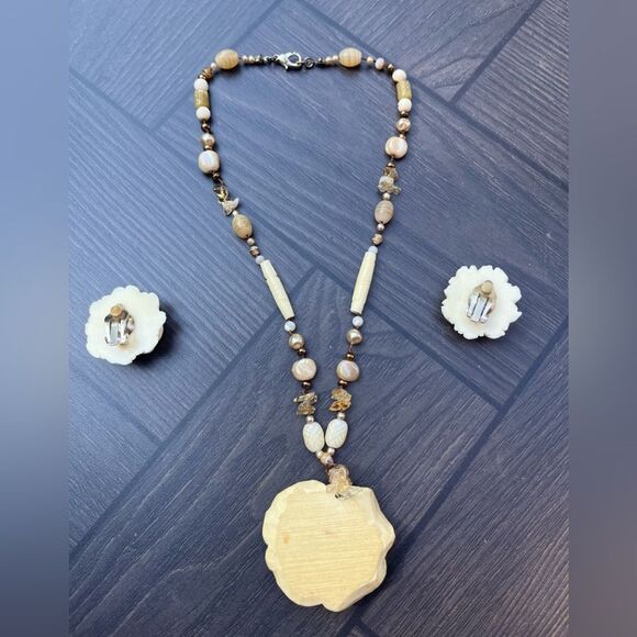 Gorgeous vintage ivory/cream necklace/rose pendant (2in) with earings set (1 in) - Picture 3 of 5